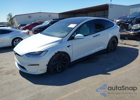 2022 Tesla Model X Plaid Tri Motor All-Wheel Drive z USA, uszkodzony, nr VIN 7SAXCBE63NF349390